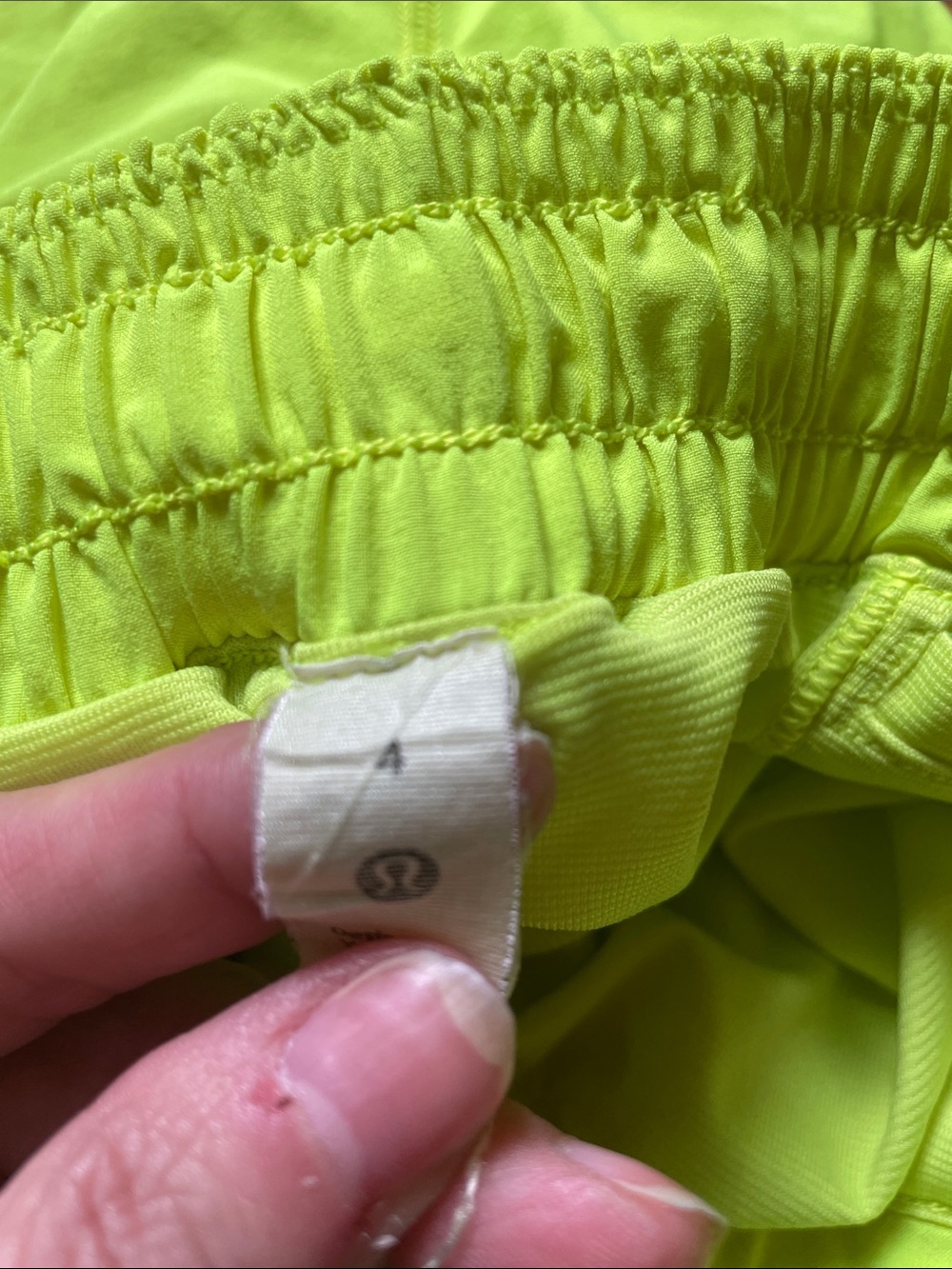 lululemon athletica Hotty Hot Low Rise Lined 2.5” - Picture 4 of 8
